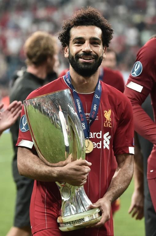 L'attaquant vedette de Liverpool Mohamed Salah avec le trophée de la Supercoupe d'Europe, le 14 août 2019 à Istanbul [OZAN KOSE / AFP]