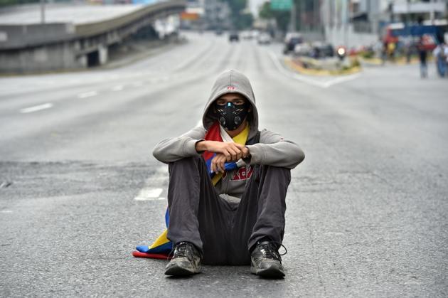 Un manifestant vénézuélien pro-Guaido à Caracas, le 30 mars 2019 [Yuri CORTEZ / AFP]
