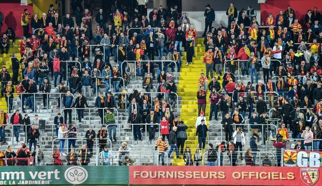 Spectateurs et supporters de Lens dans des travées sans siège du stade Félix Bollaert, à Lens, le 1er avril 2019  [DENIS CHARLET / AFP/Archives]