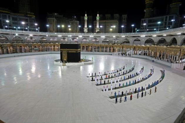 Des fidèles prient à la Kaaba, lieu le plus sacré de l'Islam, le 23 juin 2020 à La Mecque [STR / AFP]