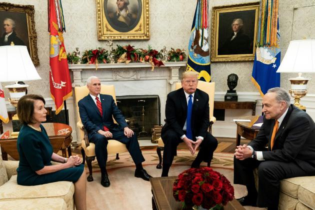Le président Donald Trump et le vice-président Mike Pence, avec les responsables démocrates du Congrès Nancy Pelosi et Chuck Schumer, à la Maison Blanche le 11 décembre 2018 [Brendan Smialowski / AFP/Archives]