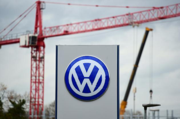 Le logo de Volkswagen (VW) à Wolfsburg, en Allemagne, le 9 novembre 2015 [John MACDOUGALL / AFP/Archives]