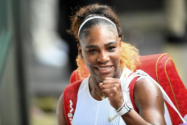 Serena Williams quitte le court central de Wimbledon après sa qualification pour la finale, 11 juillet 2019  [Daniel LEAL-OLIVAS / AFP]