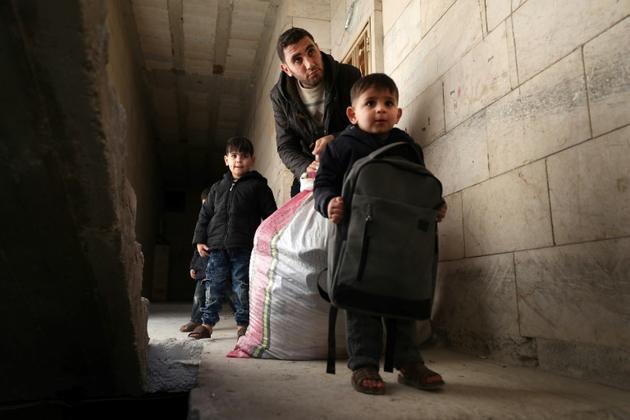 Abou Oussama se prépare avec sa femme et leur quatre enfants à fuir la ville de Maaret al-Noomane dans la province syrienne d'Idleb (nord-ouest), le 20 décembre 2019 [Omar HAJ KADOUR / AFP]