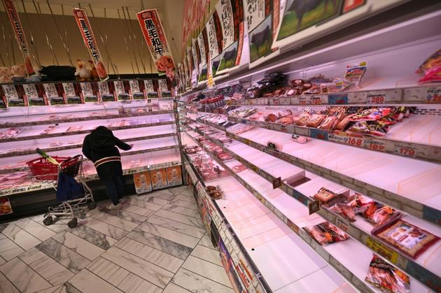 Des rayons vides dans un supermarché de Tokyo, le 27 mars 2020 pendant l'épidémie de coronavirus au Japon [Philip FONG / AFP/Archives]