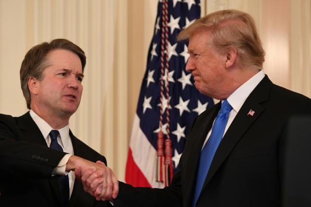 Poignée de main entre le président américain Donald Trump, à droite et le juge conservateur Brett Kavanaugh, qu'il vient de nommer à la Cour suprême des Etats-Unis, le 9 juillet 2018 à la Maison Blanche    [SAUL LOEB / AFP]