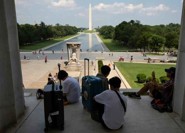 Des touristes s'abritent à l'ombre dans le Lincoln Memorial à Washington, le 19 juillet 2019. [Alastair Pike / AFP]
