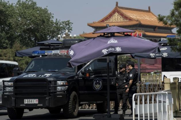 Des policiers sur la place Tiananmen à Pékin, le 3 juin 2019 [Nicolas ASFOURI / AFP]