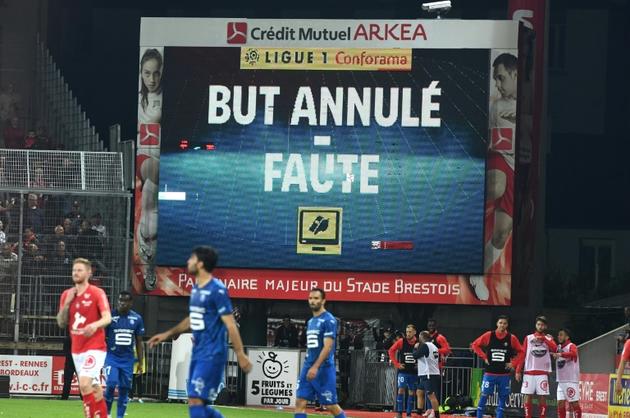 Annonce de l'annulation du but de Rennes, le 14 septembre 2019 à Brest [Fred TANNEAU / AFP]