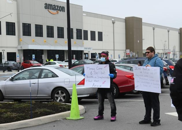 Des salariés d'Amazon devant l'entrepôt de Staten Island en grève pour réclamer plus de protections face au nouveau coronavirus, le 30 mars 2020 à New York [Angela Weiss / AFP]