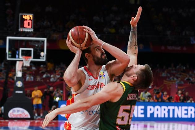 L'Espagnol Marc Gasol (g) à la lutte avec l'Australien Mitch Creek en demi-finales du Mondial de basket, le 13 septembre 2019 [Greg BAKER / AFP]
