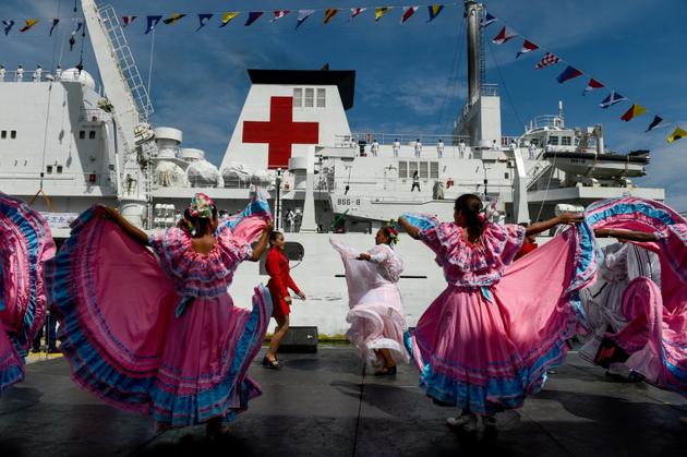 Des danses vénézuéliennes pour accueillir le navire hôpital chinois Arche de la Paix dans le port de La Guaira, le 22 septembre 2018<br />
 [Federico PARRA / AFP]