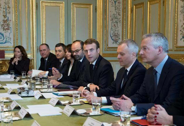 Le président Emmanuel Macron (c), le Premier ministre Edouard Philippe (5e g), le ministre de l'Ecologie François de Rugy (2e d) et le ministre des Finances Bruno Le Maire (d), lors d'une réunion sur la "Programmation pluriannuelle de l'énergie, le 27 novembre 2018 à l'Elysée, à Paris [IAN LANGSDON / POOL/AFP]