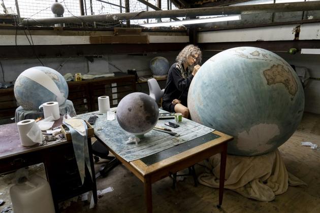 Fabrication d'un globe terrestre dans l'atelier de Bellerby and Co, le 19 juillet 2019 à Londres [Niklas HALLE'N / AFP]