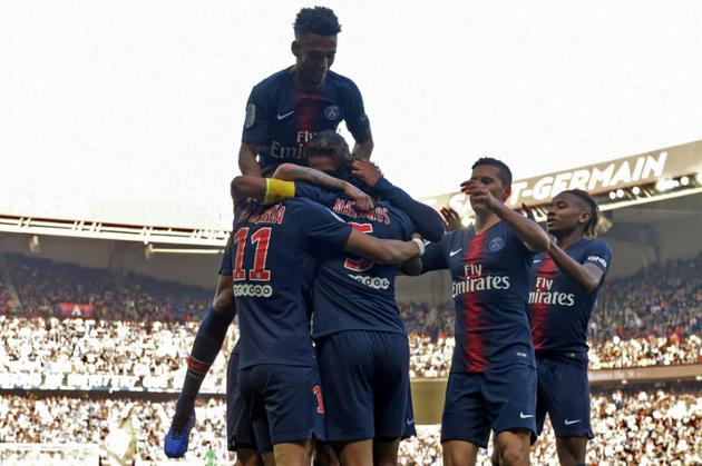 La joie des Parisiens qui congratulent le capitaine Marquinhos après avoir ouvert le score contre Amiens au Parc des Princes, le 20 octobre 2018 [Anne-Christine POUJOULAT / AFP]