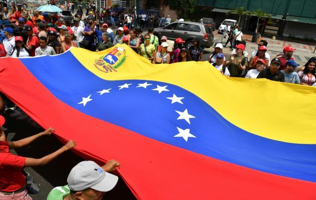 Des partisans du président vénézuélien Nicolas Maduro lors d'une marche "anti-impérialiste" à Caracas, le 30 mars 2019 [Yuri CORTEZ / AFP]