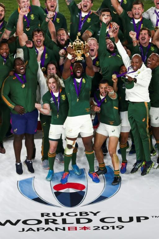 Le capitaine sud-africain Siya Kolisi (c) brandit le trophée de la Coupe du monde de rugby, à Yokohama, le 2 novembre 2019 [Behrouz MEHRI / AFP]