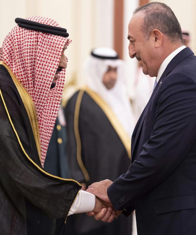 Le roi Salmane d'Arabie saoudite (g) accueille le ministre des Affaires étrangères turc Mevlüt Cavusoglu, le 1er juin 2019 à La Mecque [Bandar AL-JALOUD / Saudi Royal Palace/AFP]