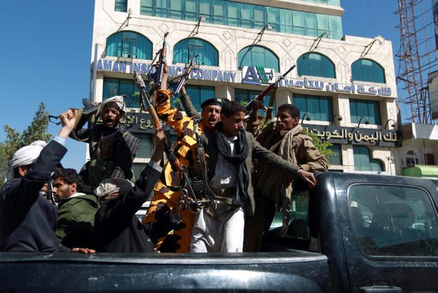 Des rebelles Houthis brandissent leurs armes le 11 février 2015 dans la capitale du Yémen Sanaa dont ils se sont emparée. [MOHAMMED HUWAIS / AFP/Archives]
