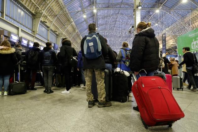 Des voyageurs arrivent à la gare de Lyon le 5 janvier 2020 à Paris [FRANCOIS GUILLOT / AFP]