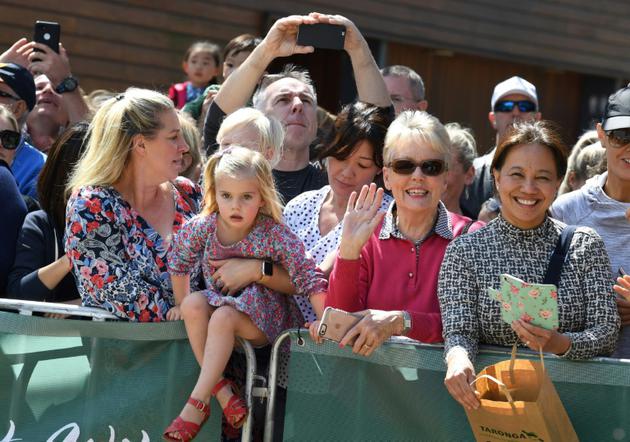 Des admirateurs attendent le prince Harry et sa femme Meghan au zoo de Taronga, le 16 octobre 2018 à Sydney, en Australie [DEAN LEWINS / POOL/AFP]