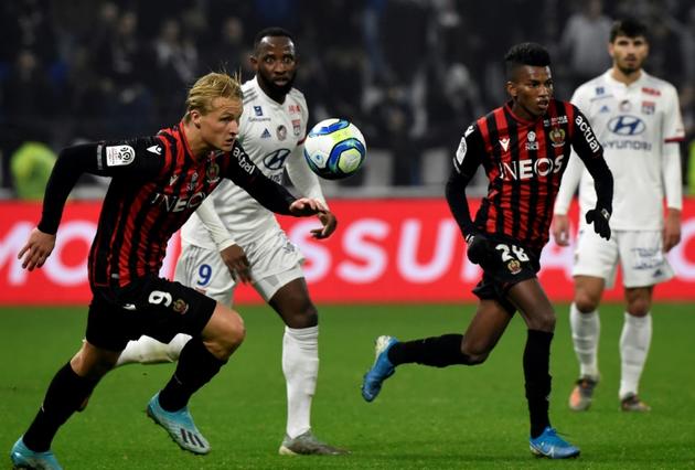 L'attaquant danois de Nice Kasper Dolberg (g) suivi par le Lyonnais Moussa Dembélé contre Nice, le 23 novembre 2019 à Décines-Charpieu   [JEAN-PHILIPPE KSIAZEK / AFP]