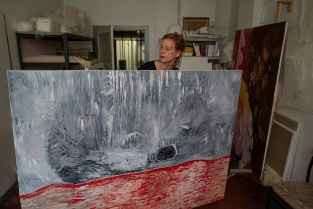 L'artiste allemande Lydia Paasche montre l'un de ses tableaux dans son studio des 