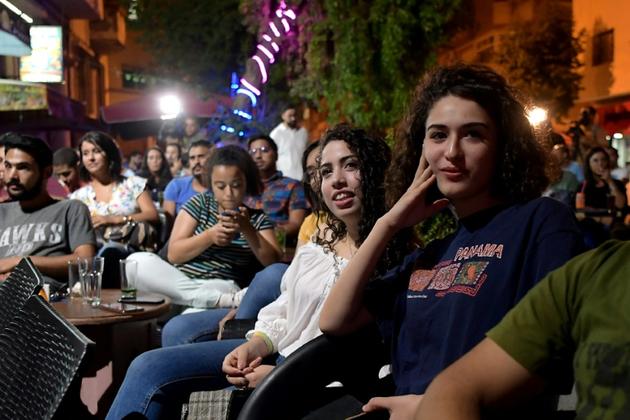 Des Tunisiens regardent la première soirée de grands débats télévisés dans l'optique du 1er tour de la présidentielle, le 7 septembre 2019 à Tunis [FETHI BELAID / AFP]