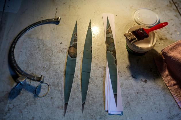 Les outils utilisées par Michael Koimitzis pour fabriquer un globe terrestre dans son atelier d'Athènes le 5 novembre 2018 [ANGELOS TZORTZINIS / AFP]