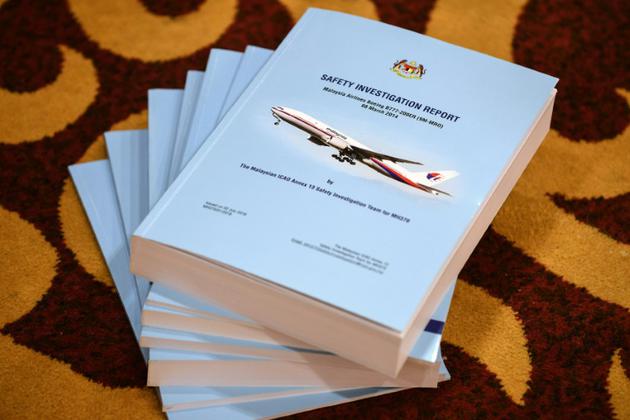 Des copies d'un rapport d'enquête sur la disparition inexpliquée en 2014 de l'avion de Malaysian Airlines (vol MH370) à Putrajaya, en Malaisie, le 30 juillet 2018 [Mohd RASFAN / AFP]