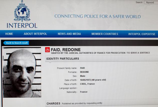 Une reproduction du site d'Interpol montrant la fiche de recherche du braqueur français Redoine Faïd, échappé de sa prison de Réau (Seine-et-Marne) le 1er juillet 2018 [- / INTERPOL/AFP/Archives]