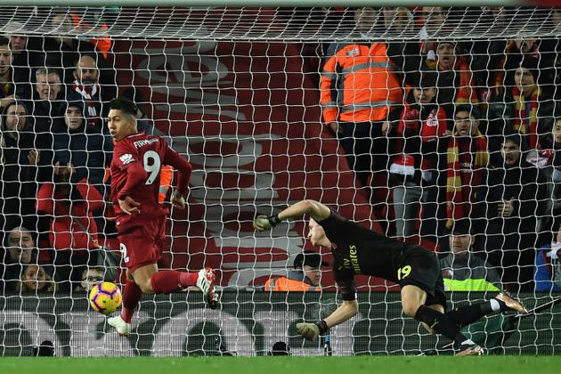 Le milieu de terrain brésilien de Liverpool Roberto Firmino (g) auteur d'un triplé lors de la victoire à domicile face à Arsenal le 29 décembre 2018 [Paul ELLIS / AFP]