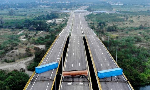 Vue aérienne datant du 6 février 2019 du pont de Tienditas, à la frontière entre le Venezuela et la Colombie, bloqué par l'armée vénézuélienne [EDINSON ESTUPINAN / AFP]