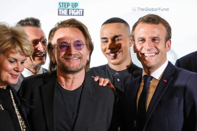 Emmanuel Macron (D), Le styliste Olivier Rousteing (2e-D) et le chanteur d'U2<br />
Bono (G), à la conférence du Fonds mondial de lutte contre le sida, la tuberculose et le paludisme à Lyon, le 9 octobre 2019 [LUDOVIC MARIN / AFP]