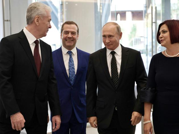 Le président russe Vladimir Poutine (2eD), le Premier ministre Dmitri Medvedev (22G) et le maire de Moscou Serguei Sobianine (G), à l'inauguration d'une nouvelle salle de concert à Moscou le 8 septembre 2018 [Alexey NIKOLSKY / SPUTNIK/AFP]