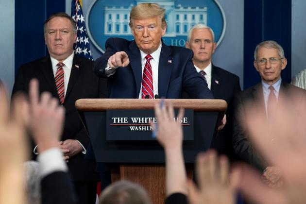 Le président américain Donald Trump (centre) à la Maison blanche le 20 mars 2020 [JIM WATSON / AFP]