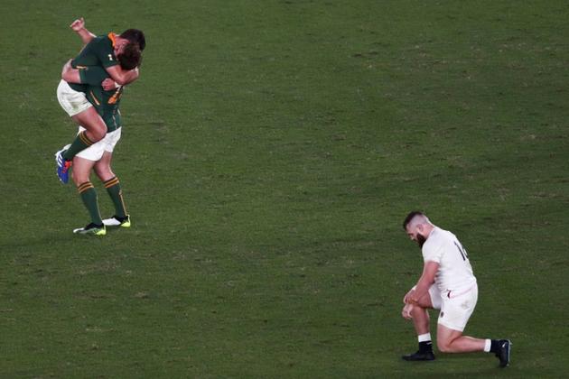 Le talonneur anglais Luke Cowan-Dickie (d) déconfit devant deux joueurs sud-africains heureux de leur victoire en Coupe du monde de rugby, à Yokohama, le 2 novembre 2019 [Behrouz MEHRI / AFP]