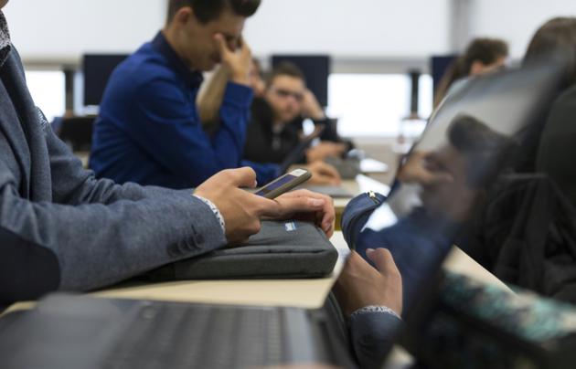 L'utilisation du téléphone portable sera interdit dans les établissements scolaires, du primaire au collège, à partir de septembre 2018 [PATRICK HERTZOG / AFP/Archives]
