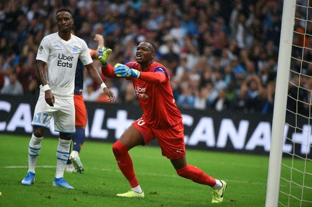 Le milieu guinéen de Marseille Bouna Sarr (g) vient de tromper son propre gardien Steve Mandanda le 21 septembre 2019 à Marseille [SYLVAIN THOMAS / AFP]
