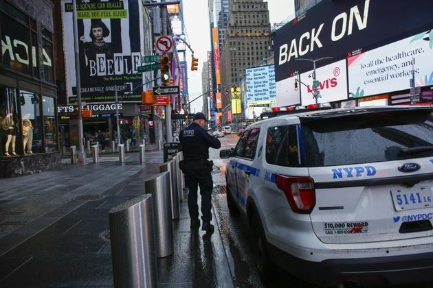 Patrouille de police sur Times Square à New York, le 28 mars 2020 [Kena Betancur / AFP]