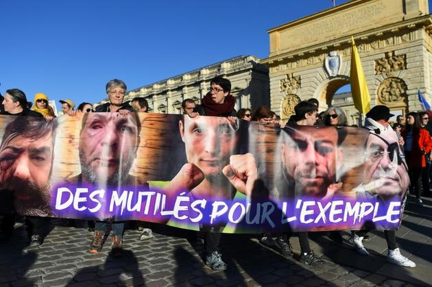 Des personnes manifestent à Montpellier le 12 janvier 2020 contre les mutilations infligées par des tirs de LBD lors des manifestations  des 