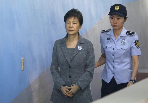 Photo d'archive de la présidente sud-coréenne destituée Park Geun-hye arrivant au tribunal à Séoul, le 25 août 2017 [KIM HONG-JI / POOL/AFP/Archives]