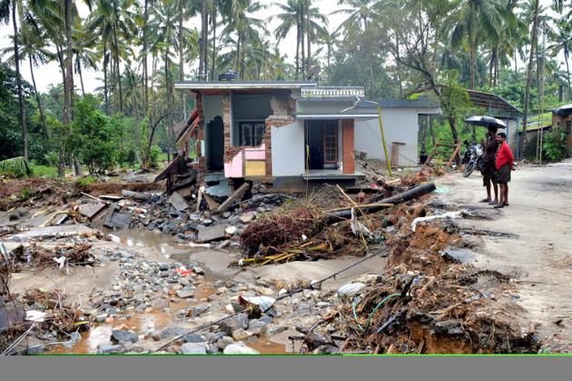 Des maisons détruites dans le village de Kannapanakundu, dans l'état indien du Kerala, le 18 août 2018 [MANJUNATH KIRAN / AFP]