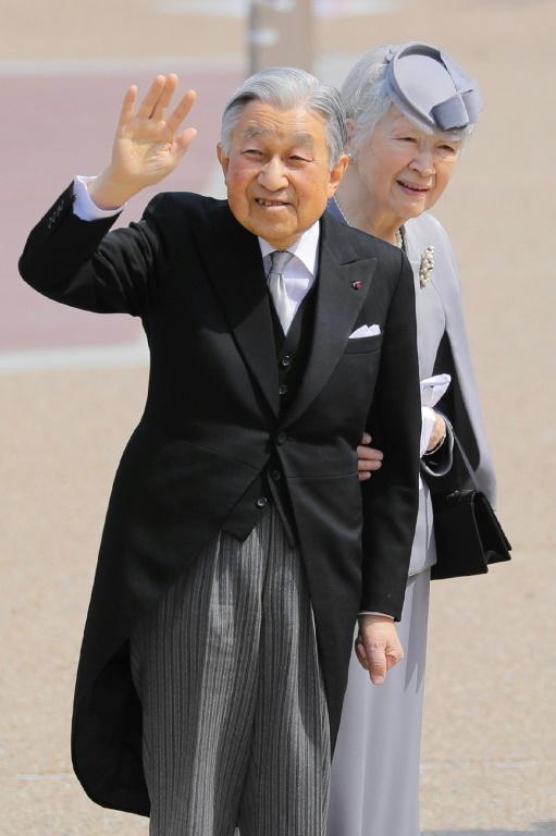 L'empereur Akihito et l'impératrice Michiko visitent le mausolée de l'empereur Jimmu, à  Kashihara, le 26 mars 2019 [JIJI PRESS / JIJI PRESS/AFP/Archives]