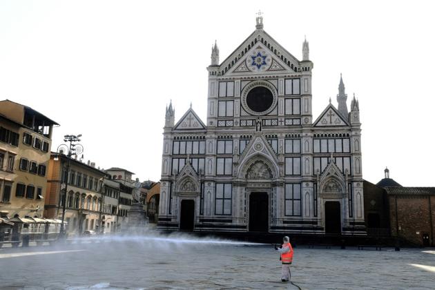 Désinfection du parvis de la basilique Santa Croce, le 21 mars 2020 à Florence  [Carlo BRESSAN / AFP]