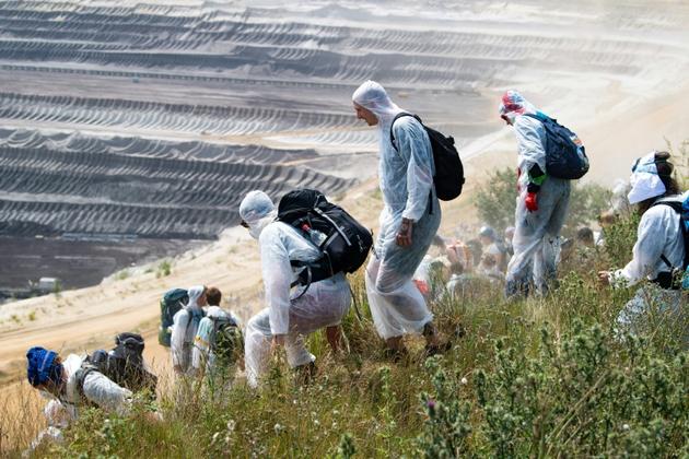 Des militants écologistes ont réussi à pénétrer sur le site de la mine de charbon de Garzweiler, dans l'ouest de l'Allemagne, le 22 juin 2019 [Federico Gambarini / DPA/AFP]
