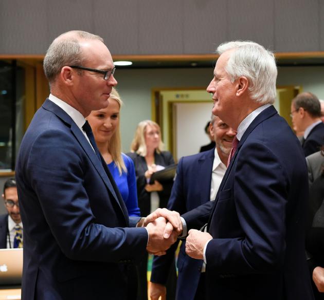 Le négociateur en chef de l'UE sur le Brexit, Michel Barnier (d), avec le ministre irlandais des Affaires étrangères Simon Coveney à Bruxelles, le 12 novembre 2018 [JOHN THYS / AFP]