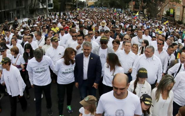 Le président colombien Ivan Duque (au centre) participe à un rassemblement contre le terrorisme le 20 janvier 2019 à Bogota, trois jours après un attentat meurtrier dans la capitale<br />
 [DANIEL MUNOZ / AFP]