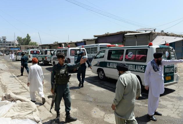 Des ambulances transportant des cercueils des victimes de l'attentat-suicide à Jalalabad, en Afghanistan, le 2 juillet 2018 [NOORULLAH SHIRZADA / AFP]