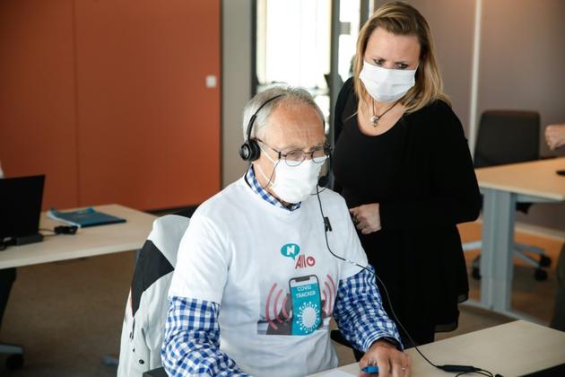 Des opérateurs contactent des malades récemment testés positifs au coronavirus, le 20 mai 2020 depuis le call center N-Allo à Bruxelles [Aris Oikonomou / AFP]